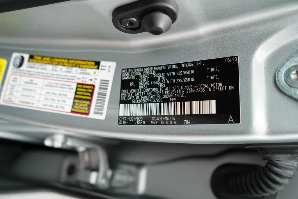 2023 Toyota Highlander LE - Photo 41