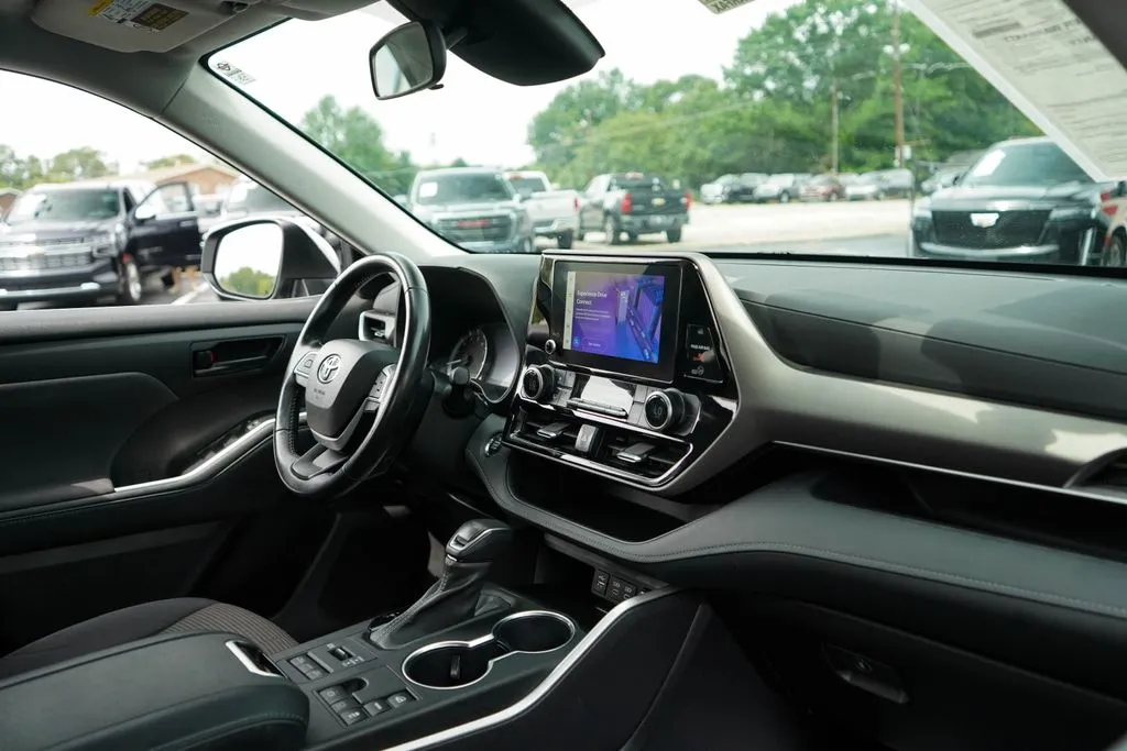 2023 Toyota Highlander LE - Photo 13