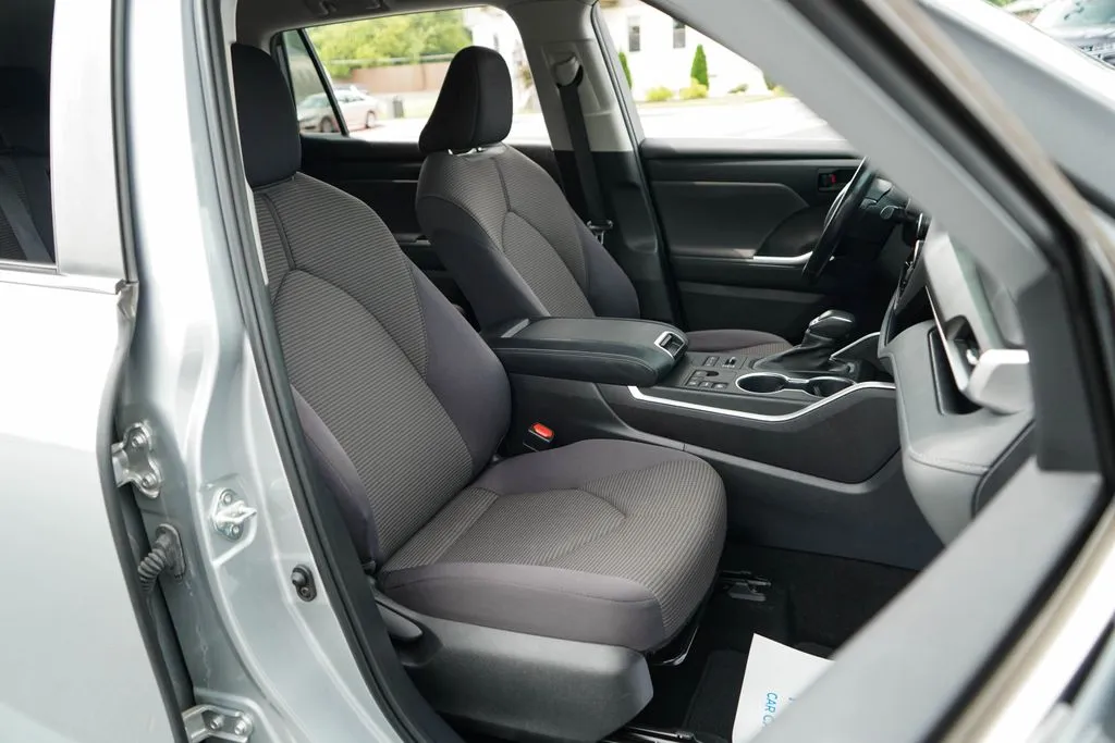 2023 Toyota Highlander LE - Photo 12