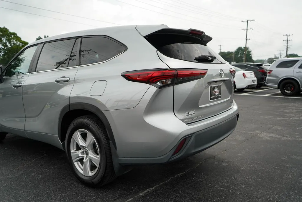 2023 Toyota Highlander LE - Photo 21