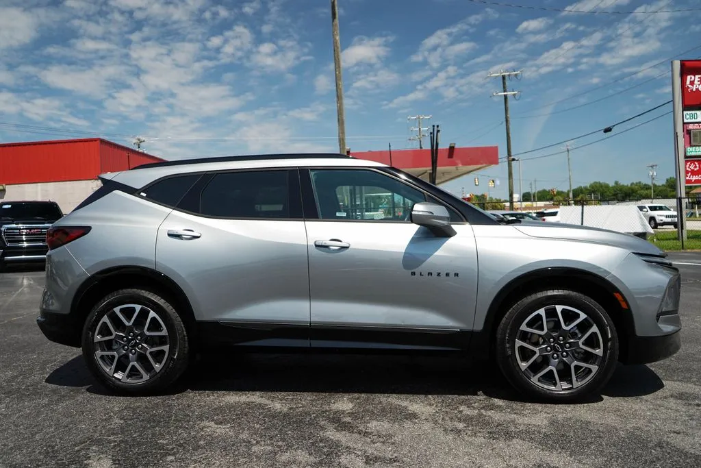 Chevrolet Blazer photo 2