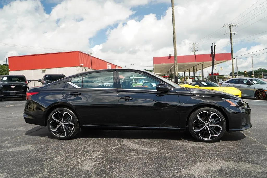 Nissan Altima photo 2
