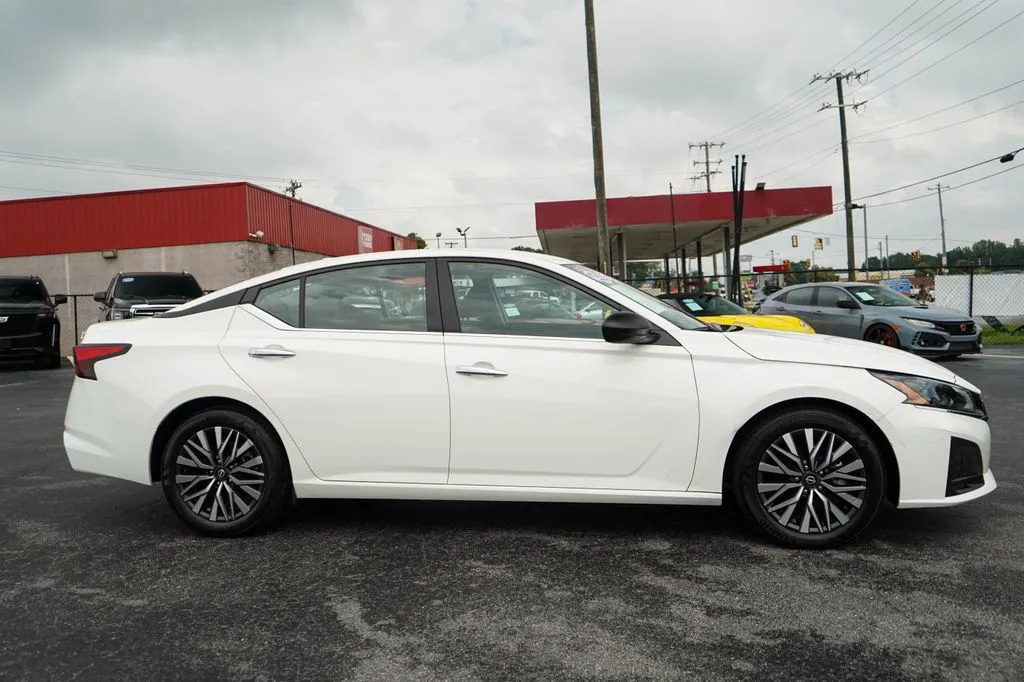 Nissan Altima photo 2