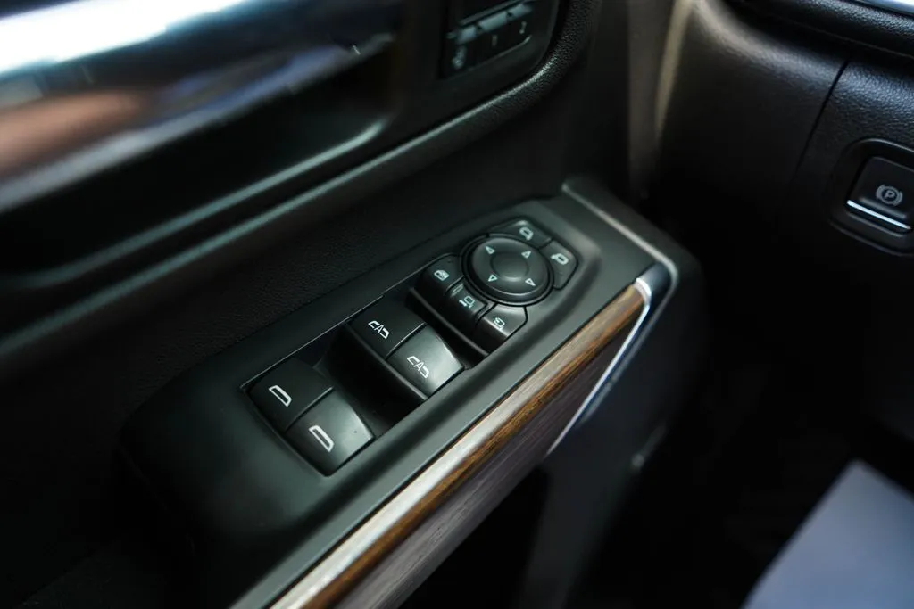 Chevrolet Silverado photo 33