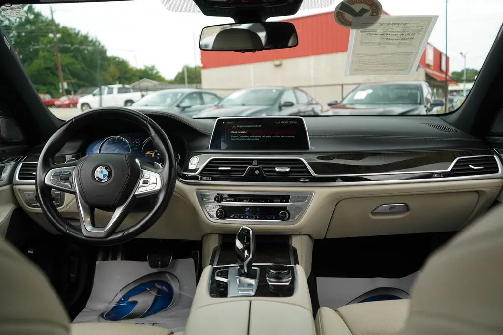 BMW 7 Series photo 9