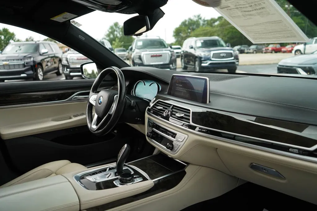 BMW 7 Series photo 14