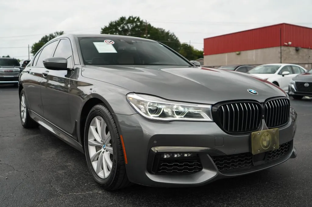 BMW 7 Series photo 38