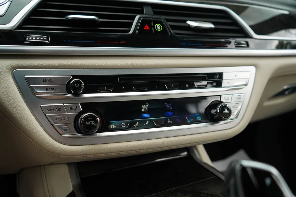 BMW 7 Series photo 27