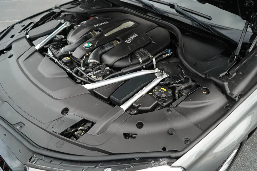 BMW 7 Series photo 37