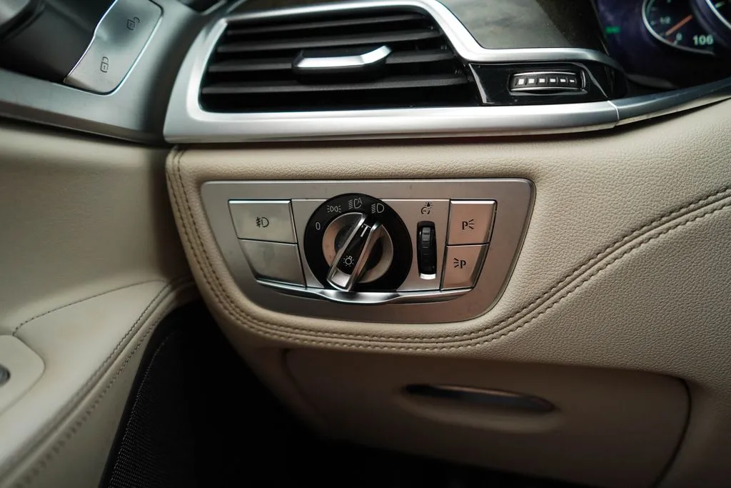 BMW 7 Series photo 31