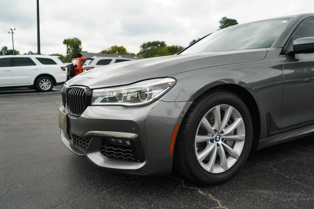 BMW 7 Series photo 18