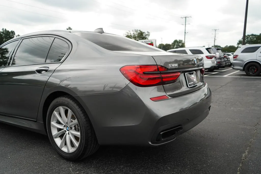 BMW 7 Series photo 21