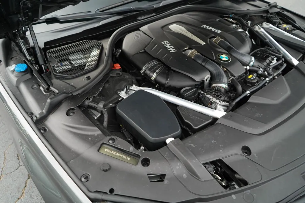 BMW 7 Series photo 36