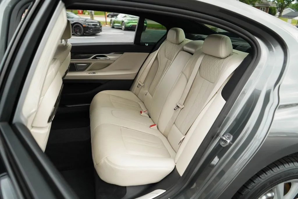 BMW 7 Series photo 8