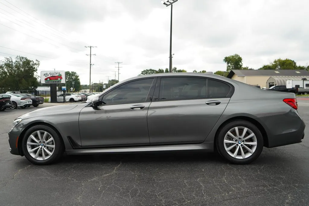 BMW 7 Series photo 24