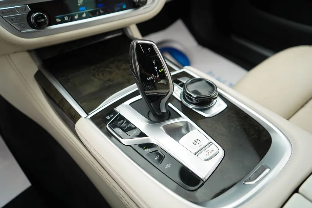 BMW 7 Series photo 35