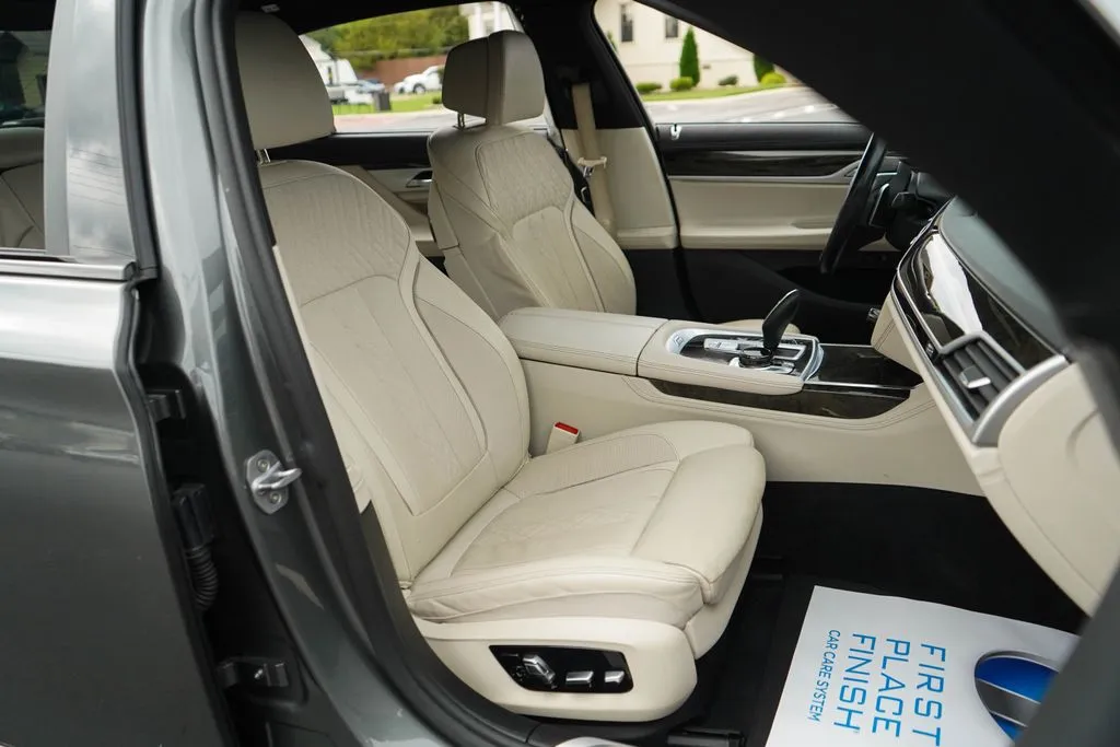 BMW 7 Series photo 13