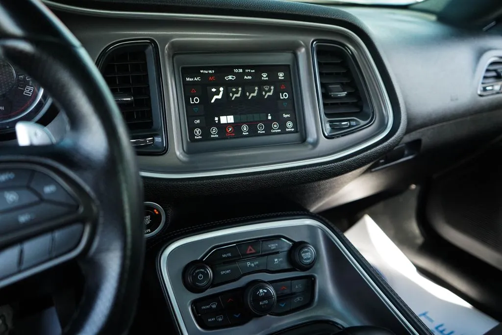 Dodge Challenger photo 7
