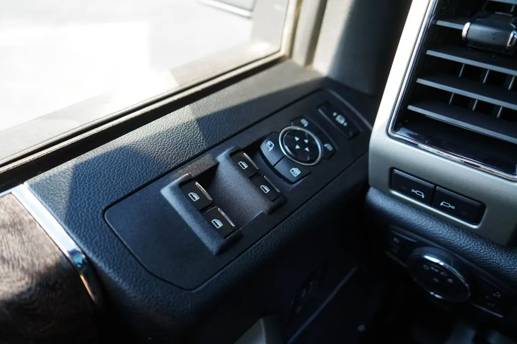 Ford F-250SD photo 32