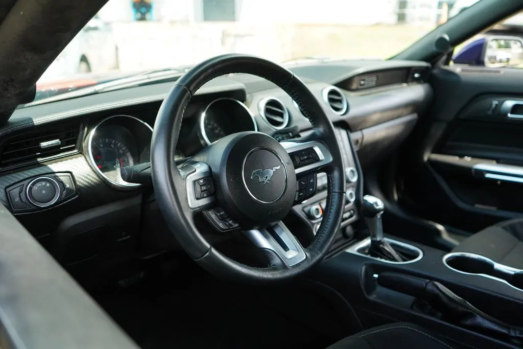 Ford Mustang photo 6