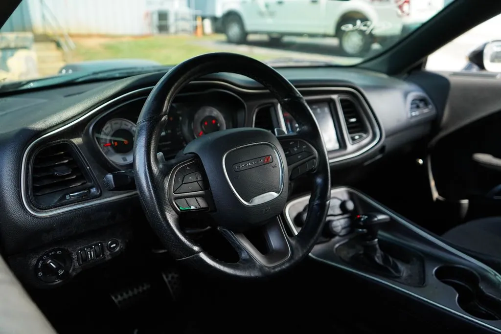 Dodge Challenger photo 4