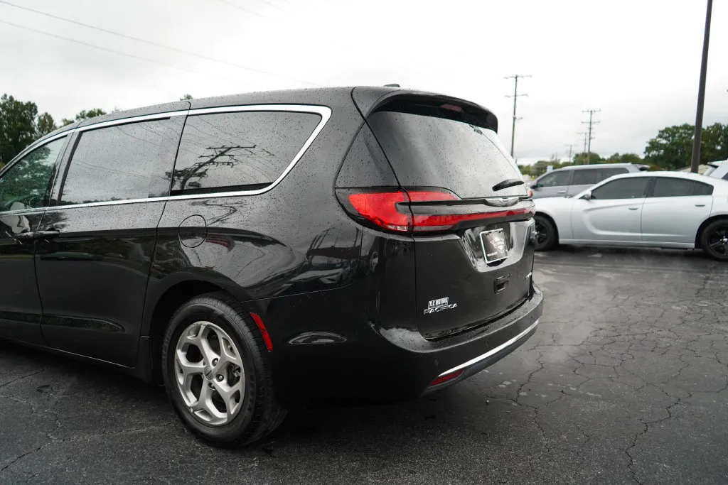 Chrysler Pacifica photo 23