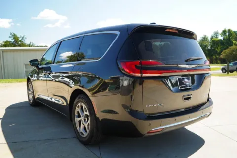More photos of 2024 Chrysler Pacifica Limited at TLC Motors, SC