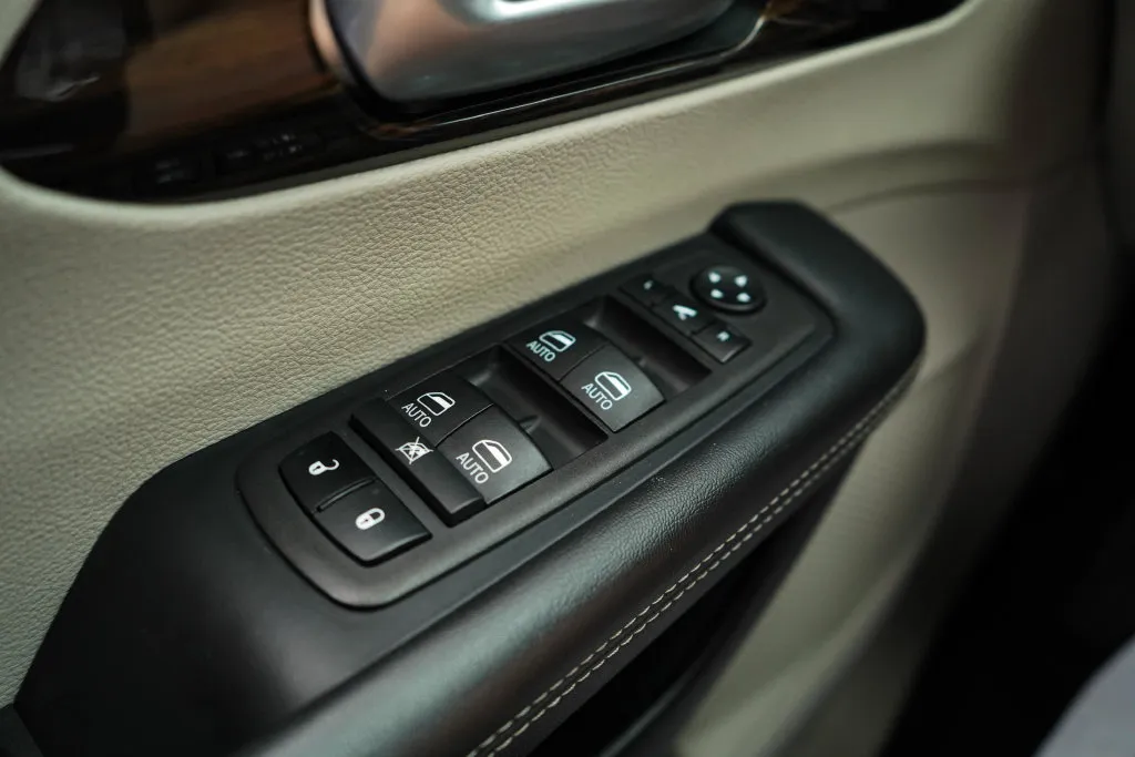 Chrysler Pacifica photo 32