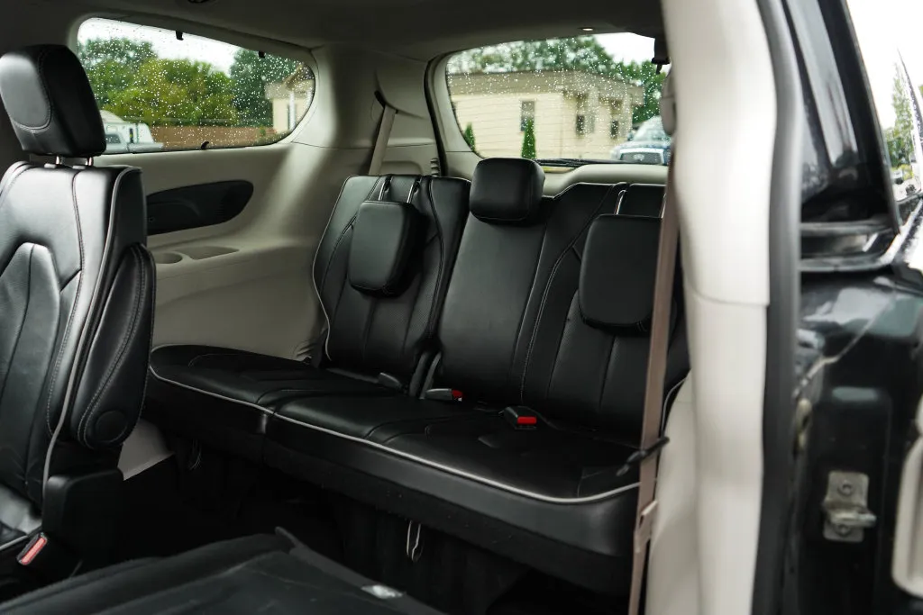 Chrysler Pacifica photo 16