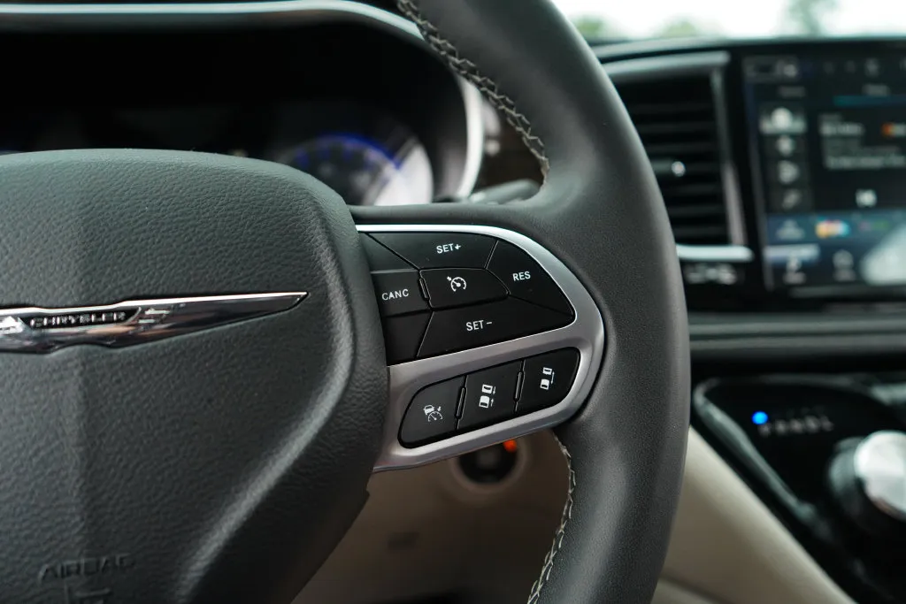Chrysler Pacifica photo 34