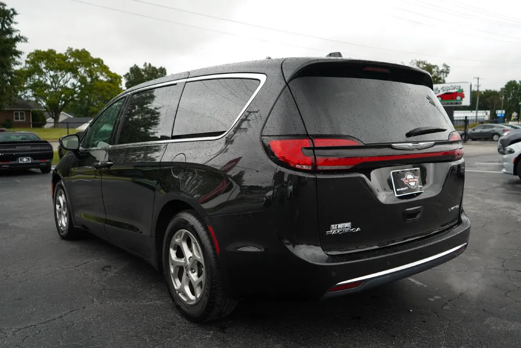Chrysler Pacifica photo 3