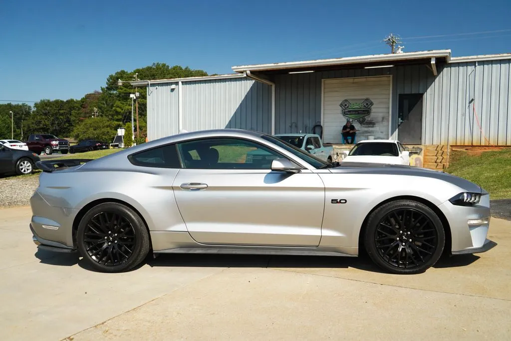 Ford Mustang photo 3