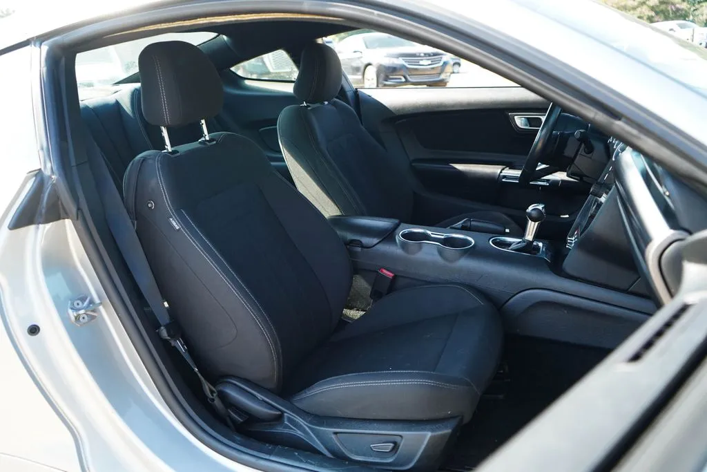 Ford Mustang photo 13
