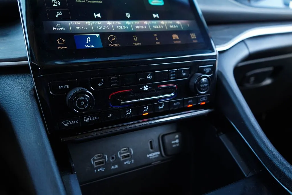 Jeep Grand Cherokee photo 27