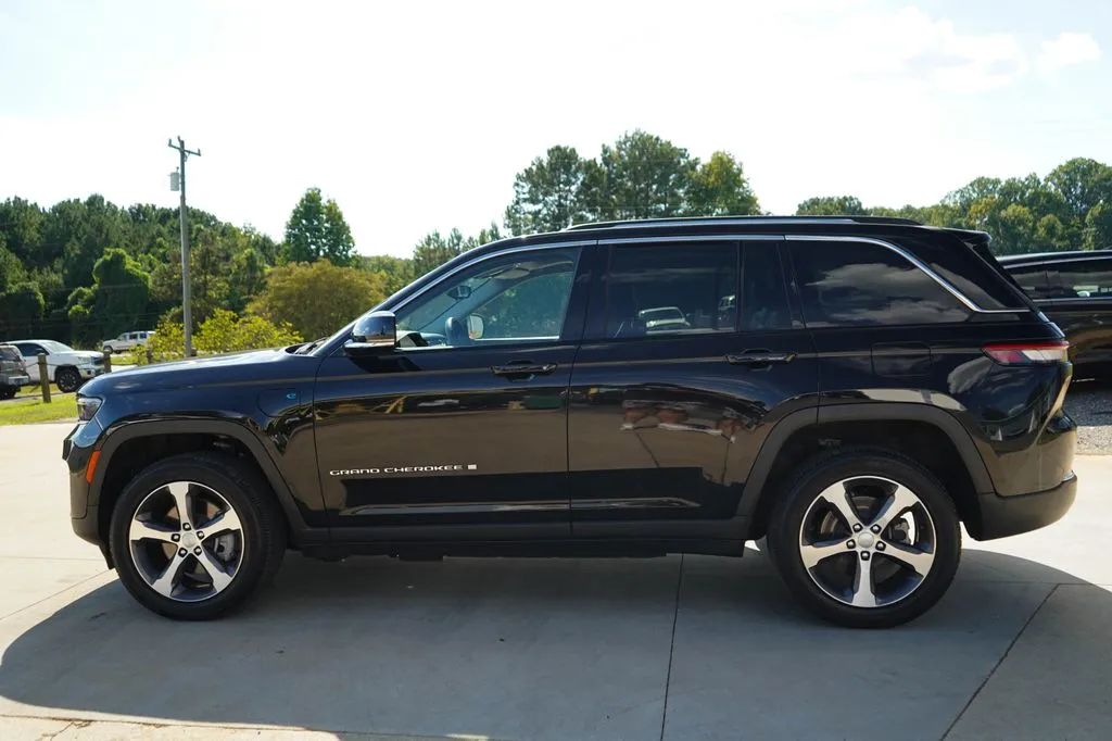 Jeep Grand Cherokee photo 24