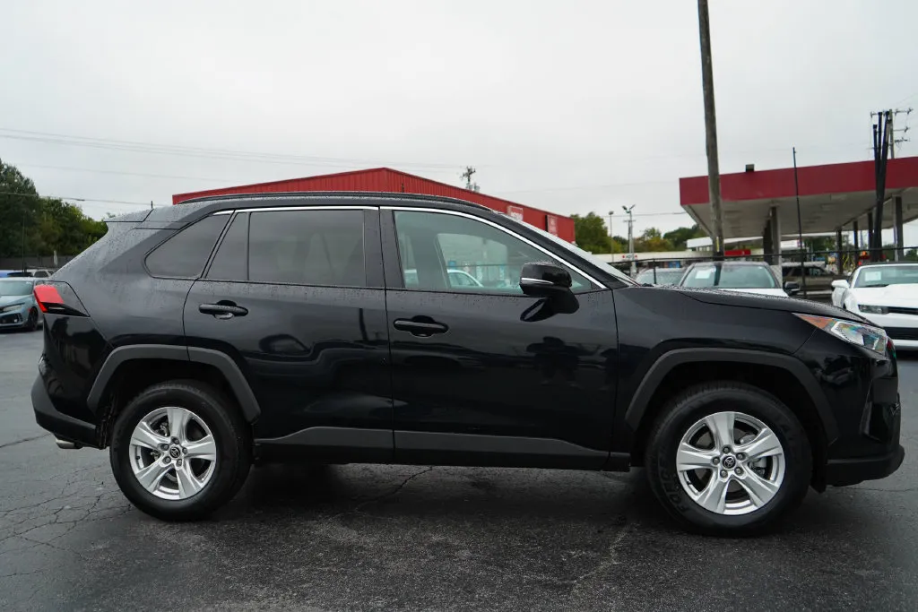Toyota RAV4 photo 2