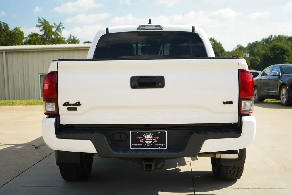 Toyota Tacoma photo 19