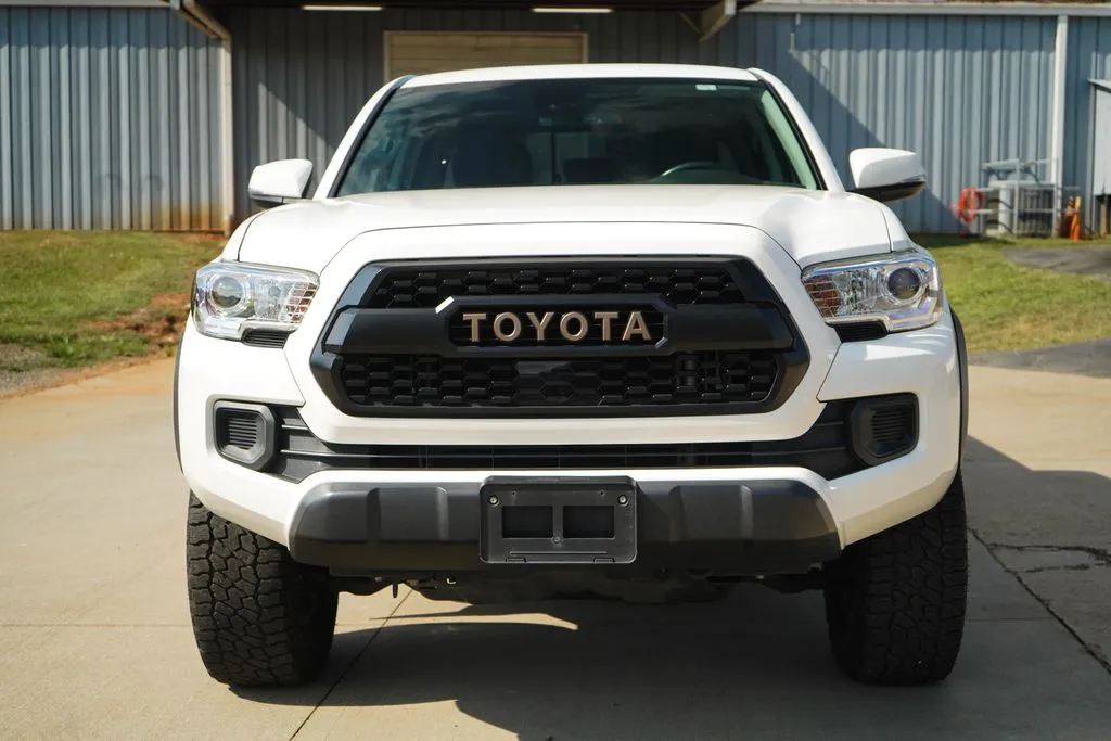 Toyota Tacoma photo 16