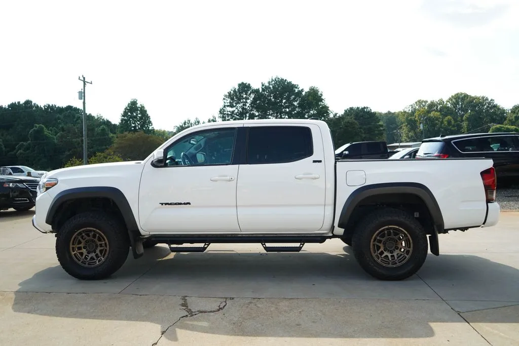 Toyota Tacoma photo 23
