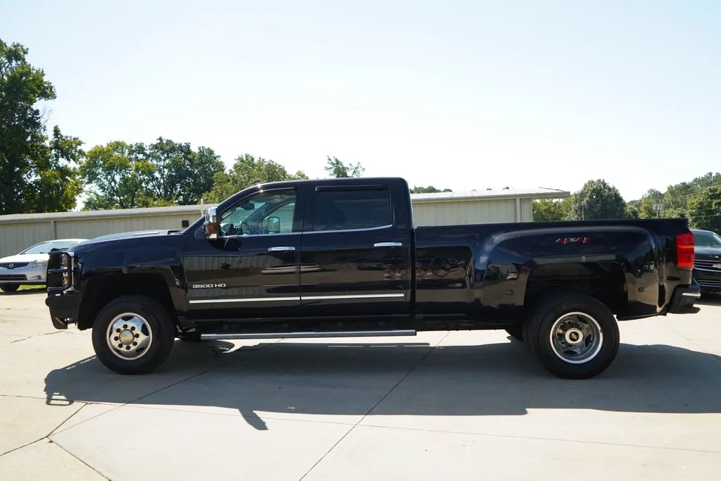 Chevrolet 3500HD photo 26