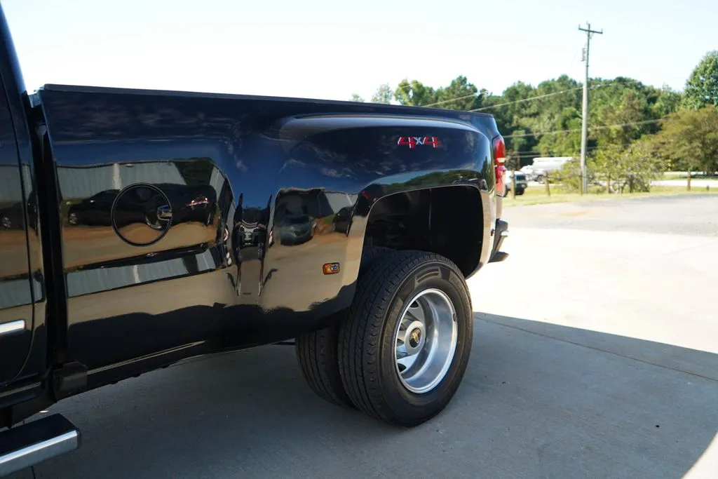 Chevrolet 3500HD photo 23