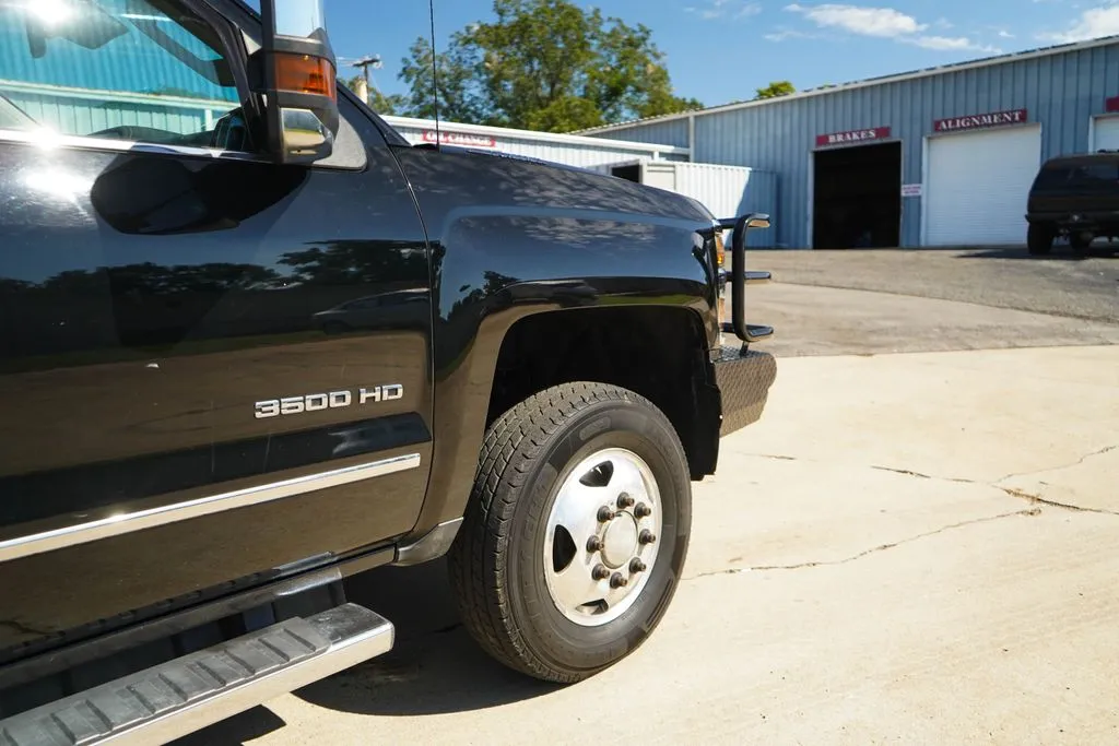 Chevrolet 3500HD photo 20