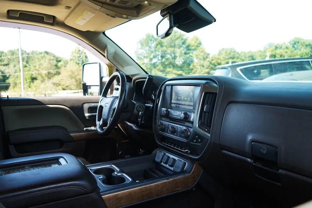 Chevrolet 3500HD photo 15