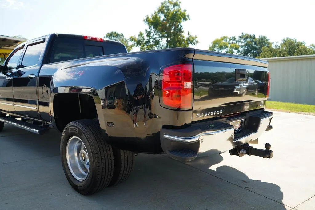Chevrolet 3500HD photo 22