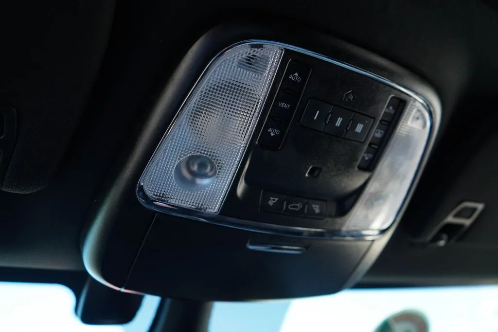Jeep Grand Cherokee photo 11