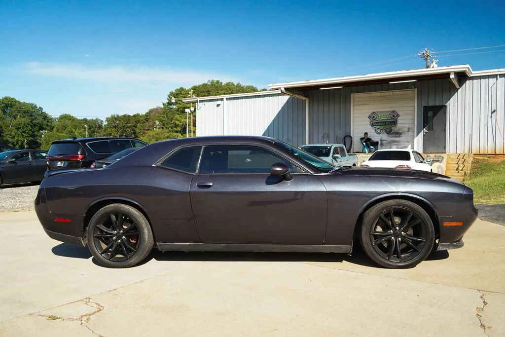Dodge Challenger photo 3