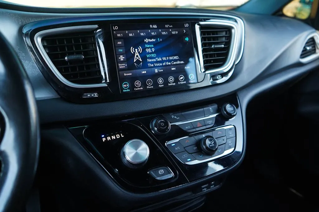 Chrysler Pacifica photo 8
