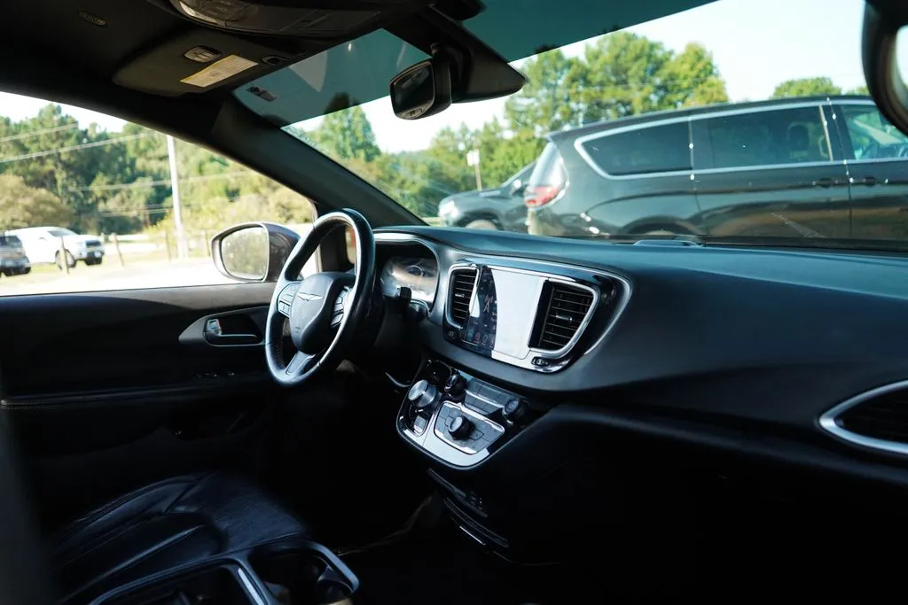 Chrysler Pacifica photo 15