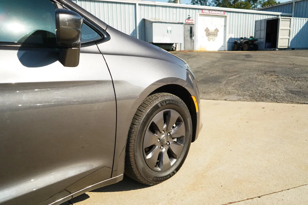 Chrysler Pacifica photo 19