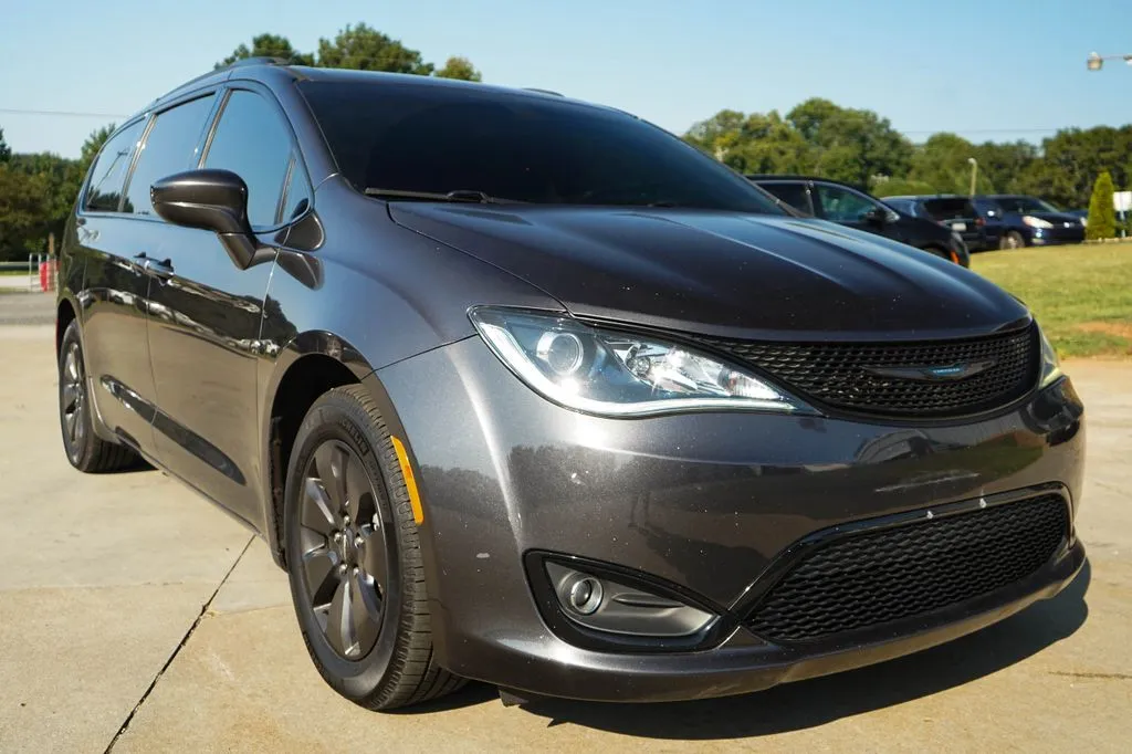 Chrysler Pacifica photo 36